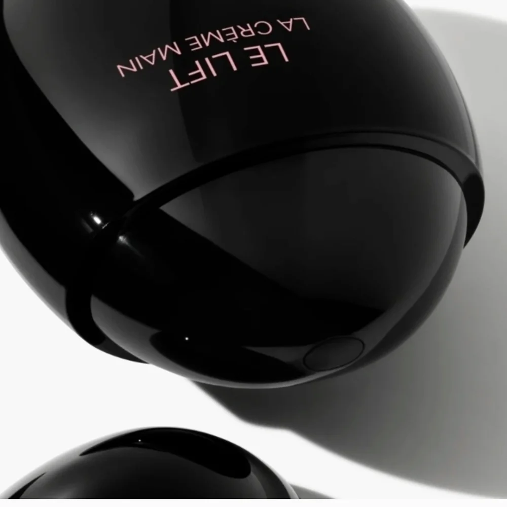 CHANEL Le Lift Hand Cream in Black - Picture 2 of 2